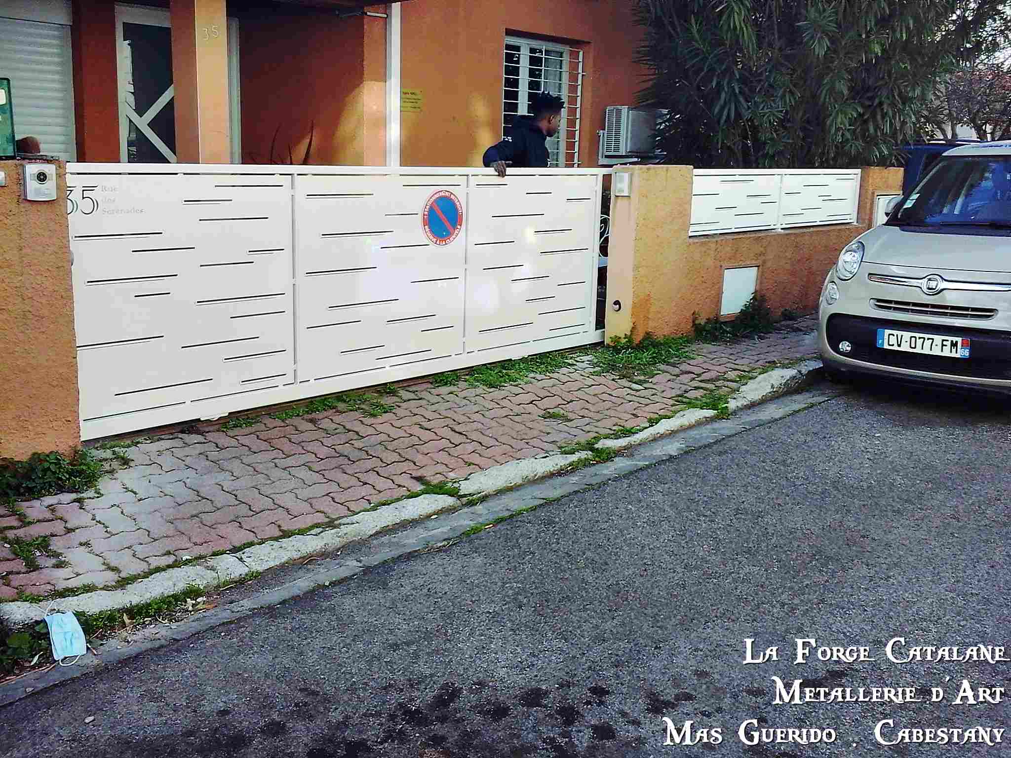 rehausse cloture et portail coulissant decoupe laser numero integre thermolaquage blanc motorisation forge catalane.jpg